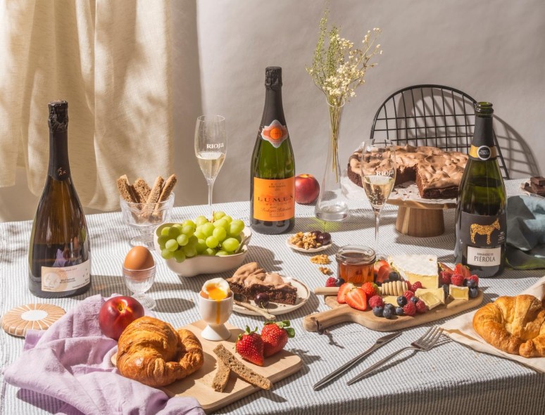 Sparkling_wine_and_snacks_